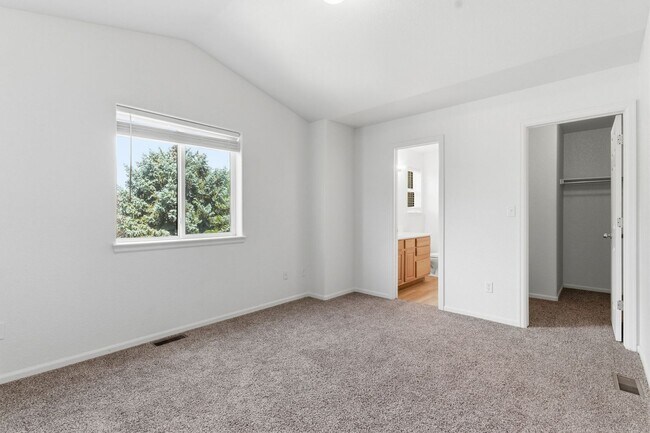 Building Photo - 802 Waterglen Dr