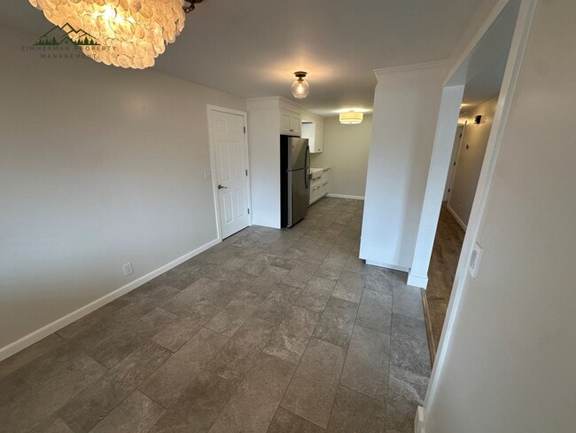 Building Photo - Fully Updated 3 Bedroom 1 Bathroom