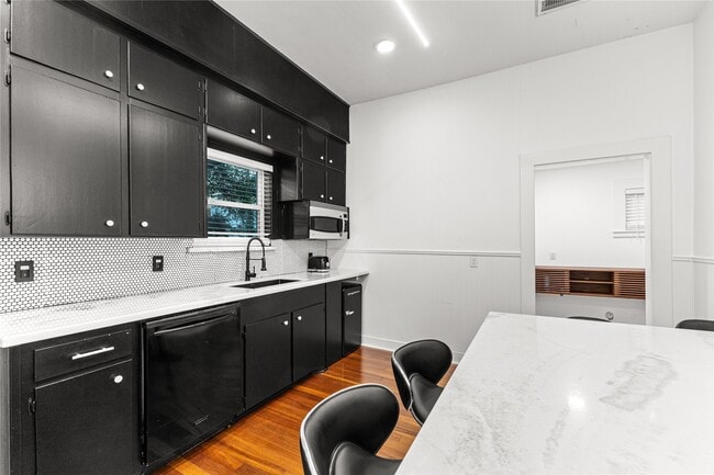 Building Photo - 315 W 9th St