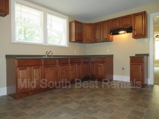 Building Photo - 843 N Perkins Rd