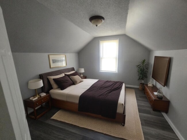 Building Photo - 4 Bed 1 Bath - NEW TO MARKET