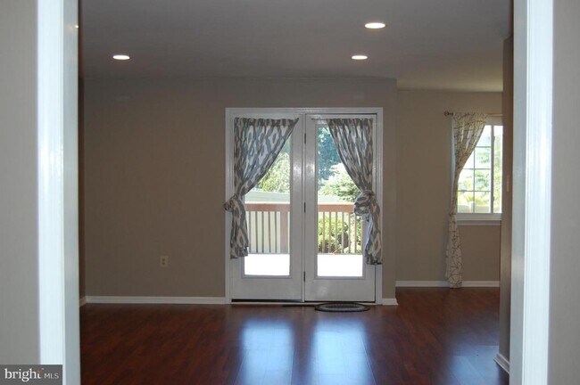 Building Photo - 131 Red Haven Dr