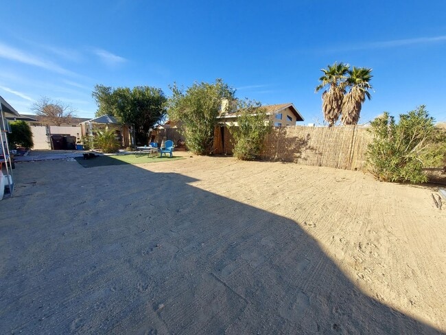 Building Photo - Cozy 2 Bedroom w/ Den close to JTNP