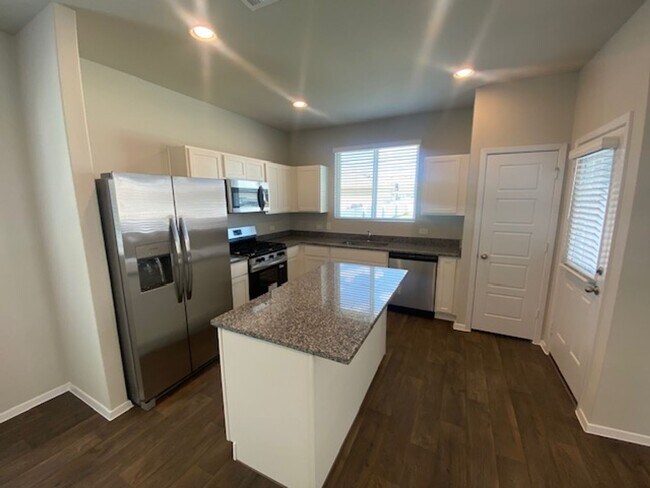 Building Photo - Brand New 4 Bed 2.5 Bath House with Large ...