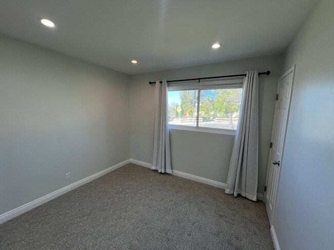 Building Photo - Thousand Oaks Living