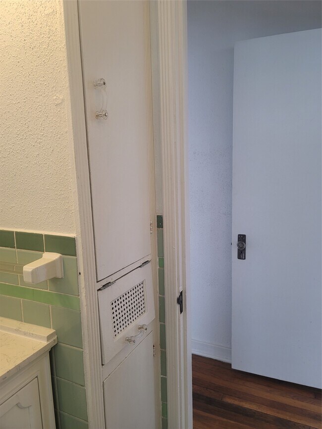 Building Photo - 1920 Binz St