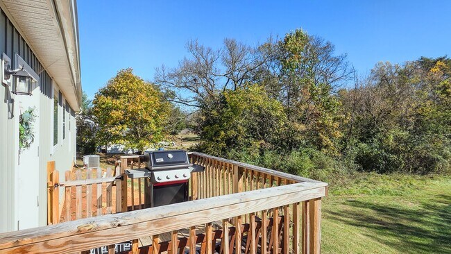 Building Photo - Knoxville 37920 - 3 bedroom 2 bath - call ...