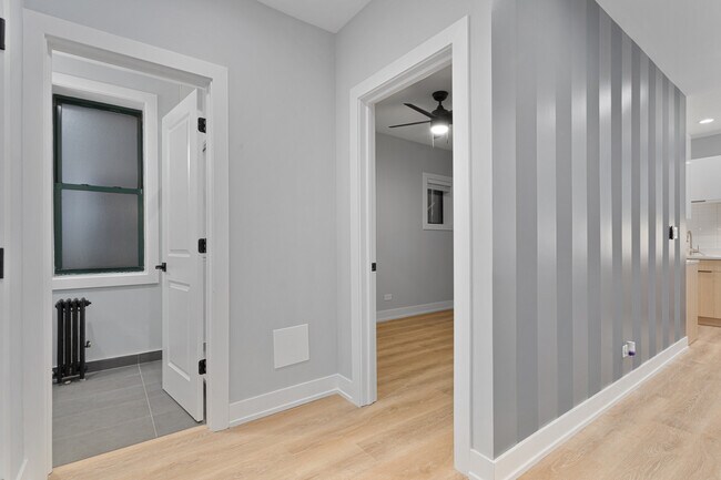 Building Photo - 7736 N Eastlake Terrace