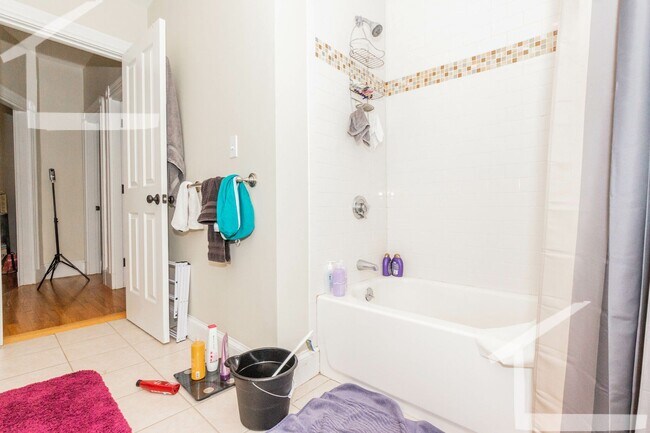 Building Photo - Nicely renovated 4 bed duplex with parking included.