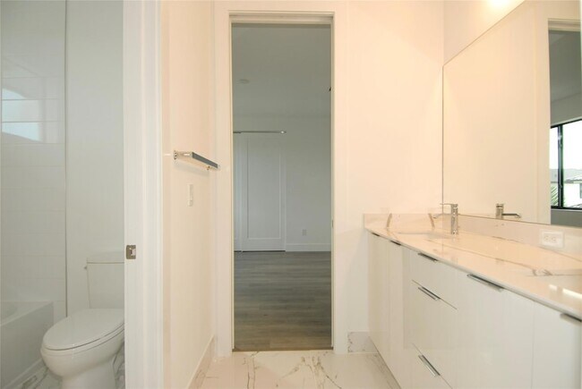 Building Photo - 1421 SW 23rd Ct