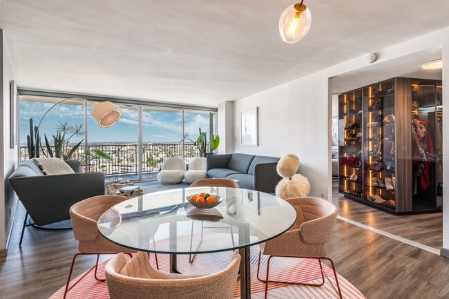 Building Photo - 700 E Ocean Blvd