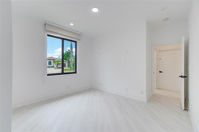Building Photo - 2550 Jardin Terrace