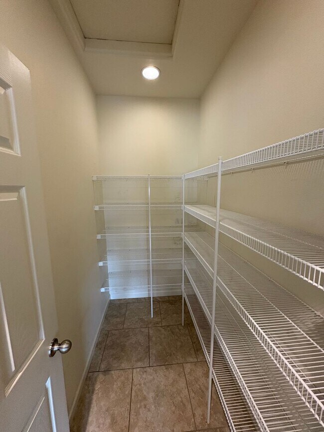 Building Photo - Lovely Clovis home Available Now!