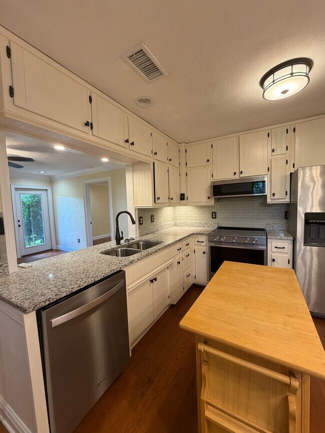 Building Photo - 8509 Little Scenic Ln