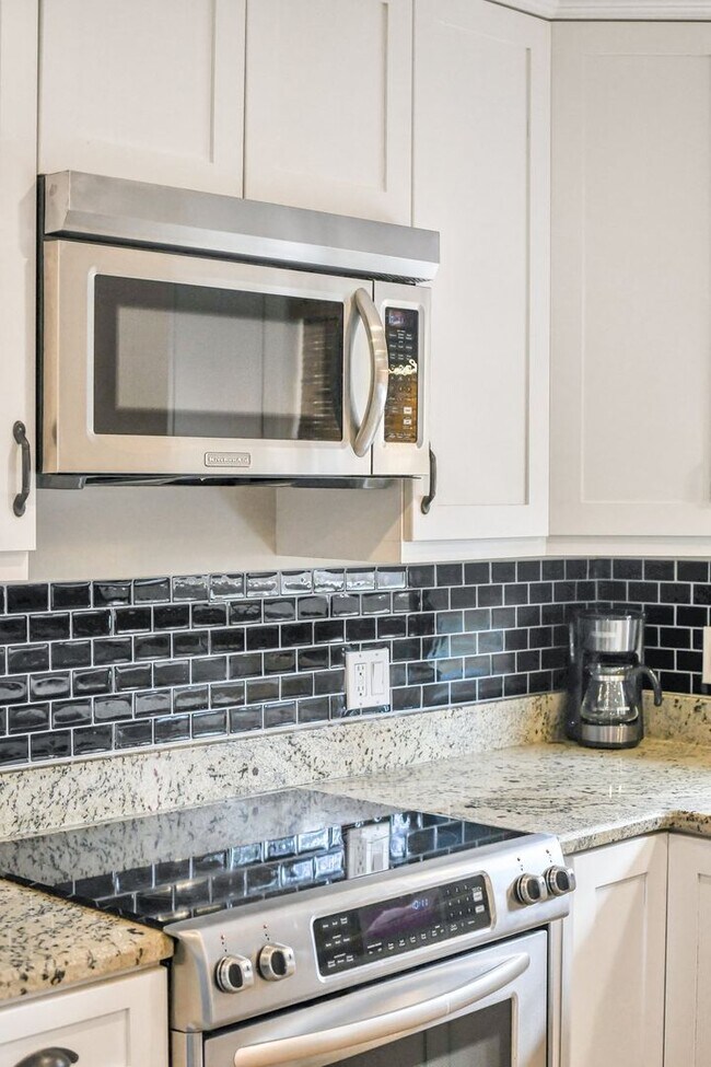 Building Photo - Fully Furnished Mid or Long Term Home on Whitemarsh Island!