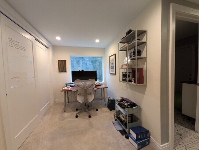 Building Photo - 2741 Lincolnwood Dr
