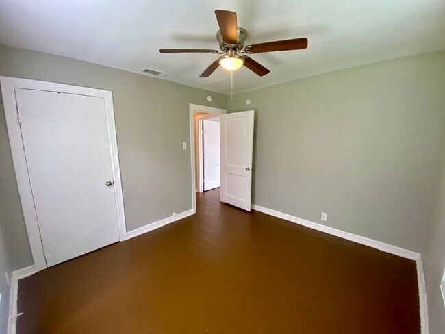 Building Photo - Charming home with a large fenced backyard...