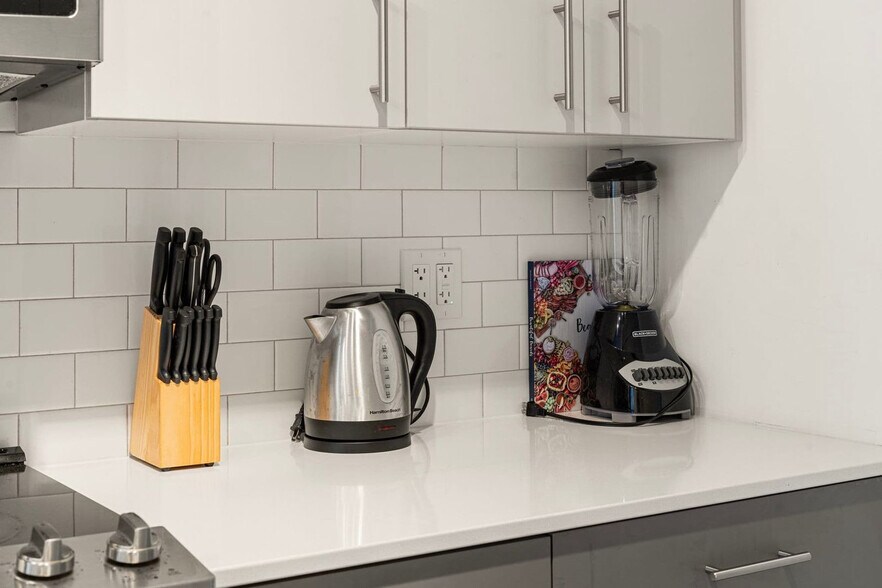 Building Photo - 853 W Blackhawk St