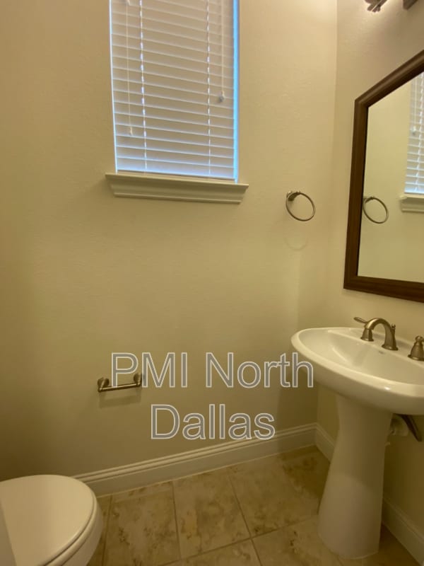 Building Photo - 6909 Royal View Dr