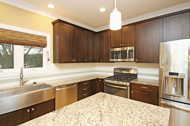 Building Photo - Spacious Downtown Home Convenient to UVA Medical Center