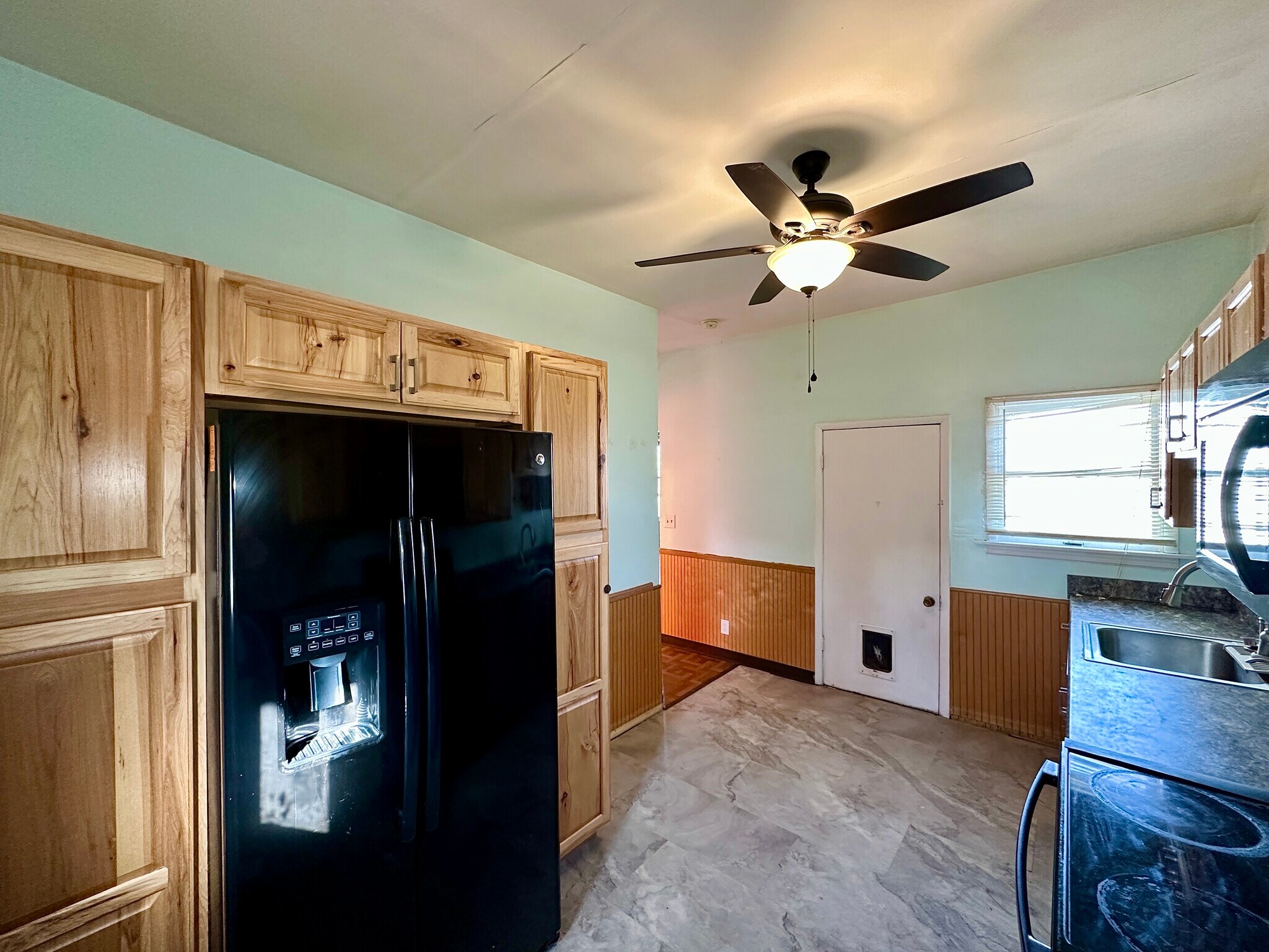 Building Photo - 628 Superior St