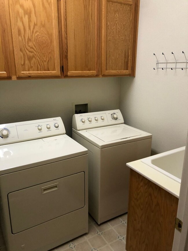 Building Photo - Cute one story in a 55 or better gated community.