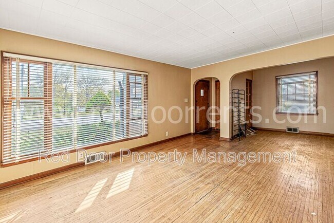 Building Photo - 328 N Post Rd