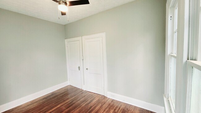 Building Photo - Dupont Duplex
