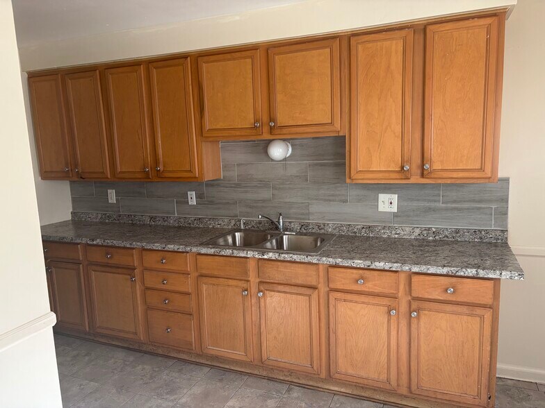 Kitchen - 15205 Maplewood Ave