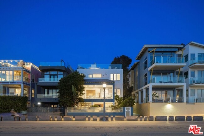 Building Photo - 1347 Palisades Beach Rd