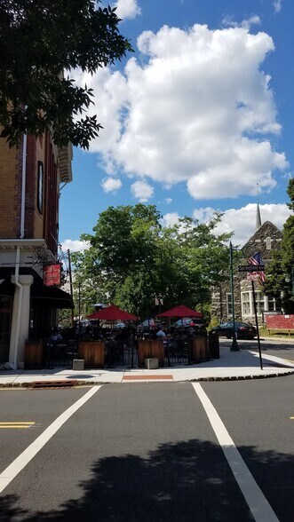 Don't feel like cooking? 5 minut walk to the Summit restaurants - 24 Franklin Pl