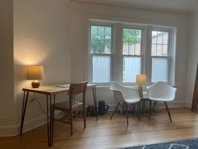 Building Photo - 1453 W Elmdale Ave