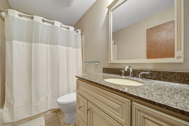 Building Photo - 15 Magnolia Ln N