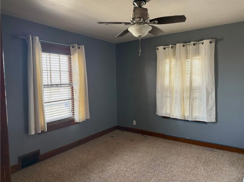 Building Photo - 607 W Saint Anthony Ave