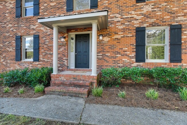 Building Photo - Beautifully Renovated Two Bedroom Duplex – Columbia, TN!