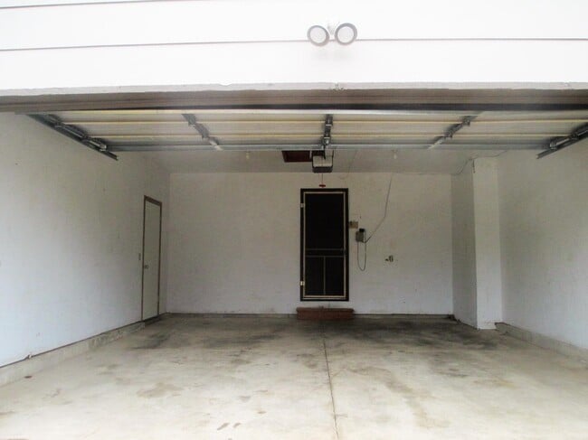 Building Photo - 11310 W Delano Ave