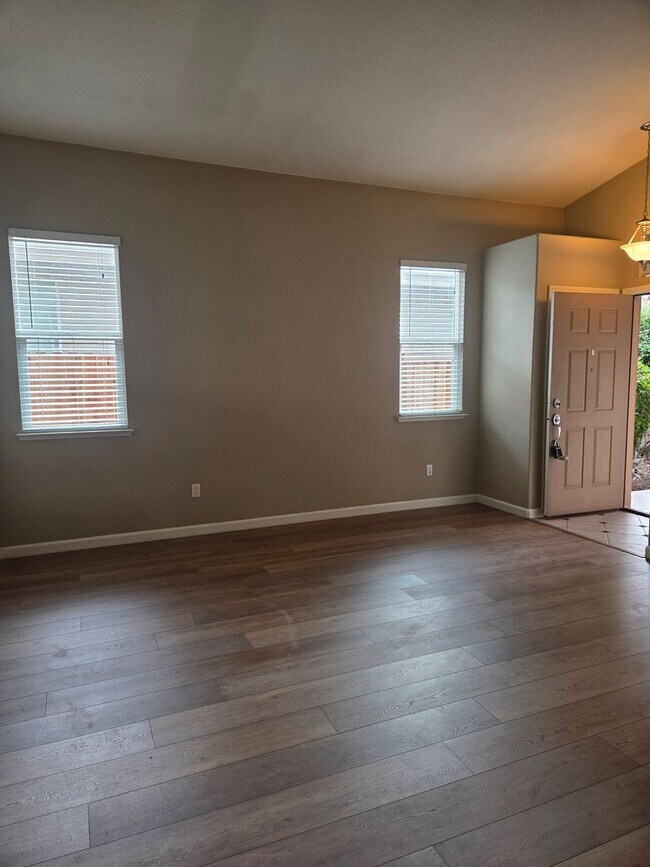 Building Photo - Desirable Empire Ranch 3 Bdrm, 2 Bath