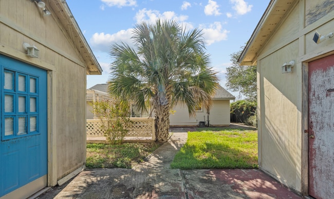Building Photo - Great 3 Bedroom close to the Beach!