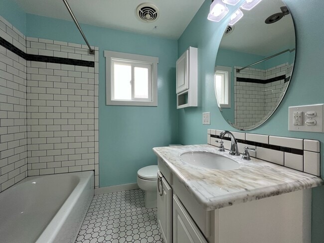 Building Photo - 5511 Brooklyn Ave NE