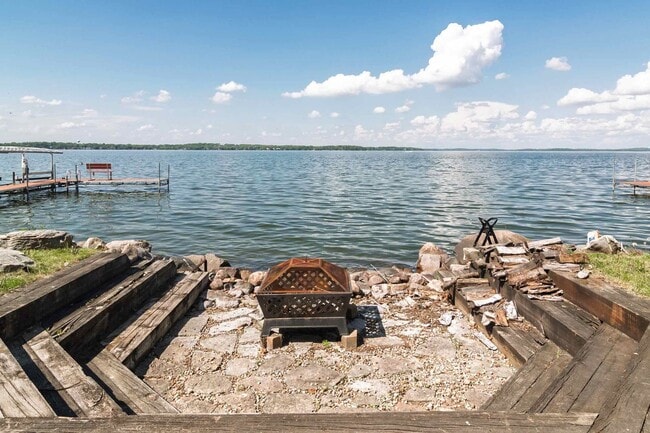 Building Photo - Lake Mendota Dream Home in Desirable Sprin...
