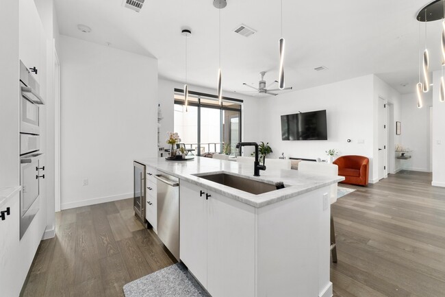 Building Photo - 800 Embassy Dr