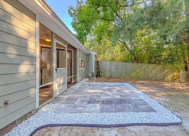 Building Photo - MODERN & Redone 1/1 w/ Tile Floors Throughout, Stainless Appliances, Granite Counters, Washer/Dry...