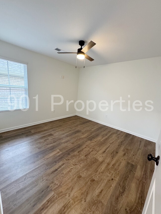 Building Photo - 565 Fernwood Dr