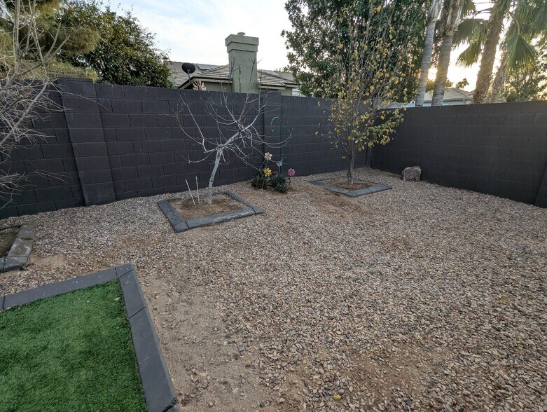 Building Photo - 267 E Smoke Tree Rd