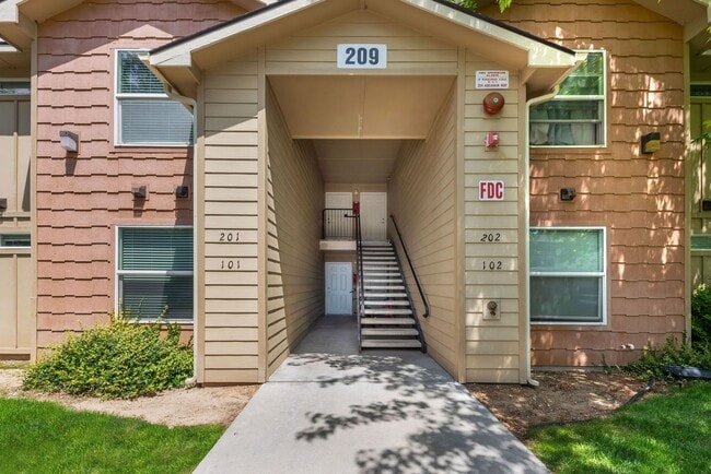 Building Photo - 208 Abraham Way