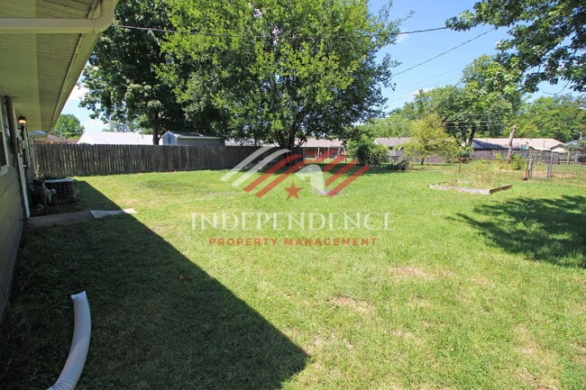 Building Photo - 136 Rogers Dr