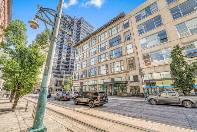 Building Photo - $1,550.00, 1 bed1 bath Updated Condo located in the heart of Denver