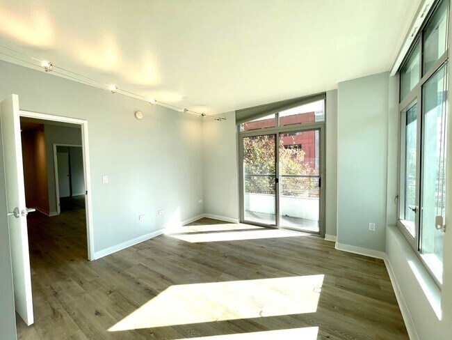 Building Photo - Renovated 2 Bedroom 2 Bathroom Condo in Li...