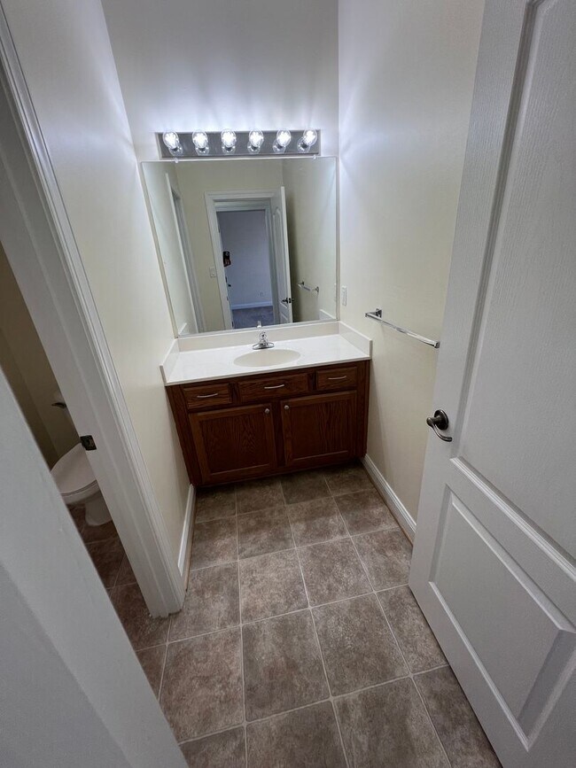 Building Photo - 940 Sugar Oak Dr