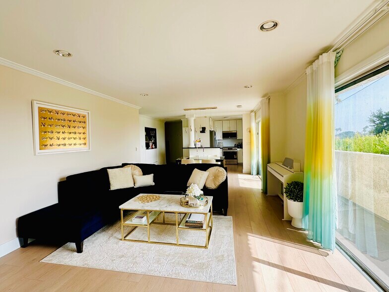 Building Photo - 8400 De Longpre Ave